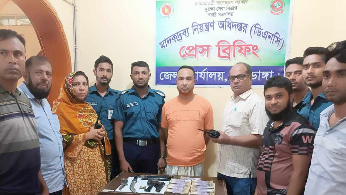 চুয়াডাঙ্গায় মাদক উদ্ধার অভিযানে মিলল পিস্তল-গুলি ও টাকা