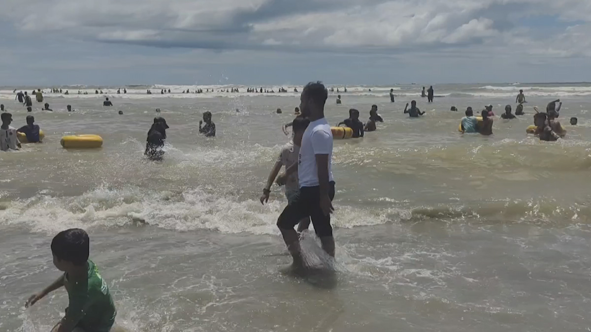 স্বাভাবিক রূপে ফিরতে শুরু করেছে কক্সবাজার সমুদ্র সৈকত