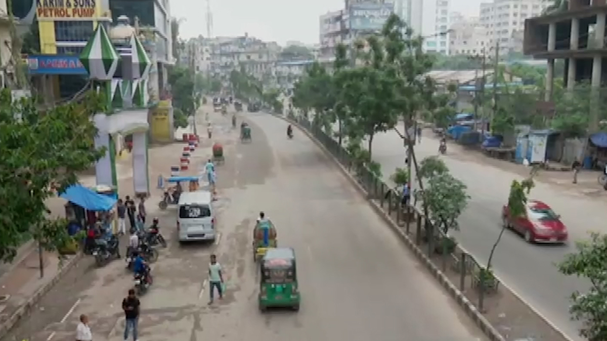 মানুষ-গণপরিবহন কম, চাপা উৎকণ্ঠা নিয়ে রাস্তায় অফিসগামীরা