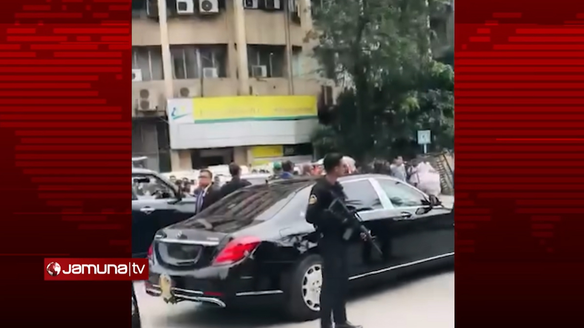 গাড়িবহরসহ রাজধানীর যানজটে ড. ইউনূস