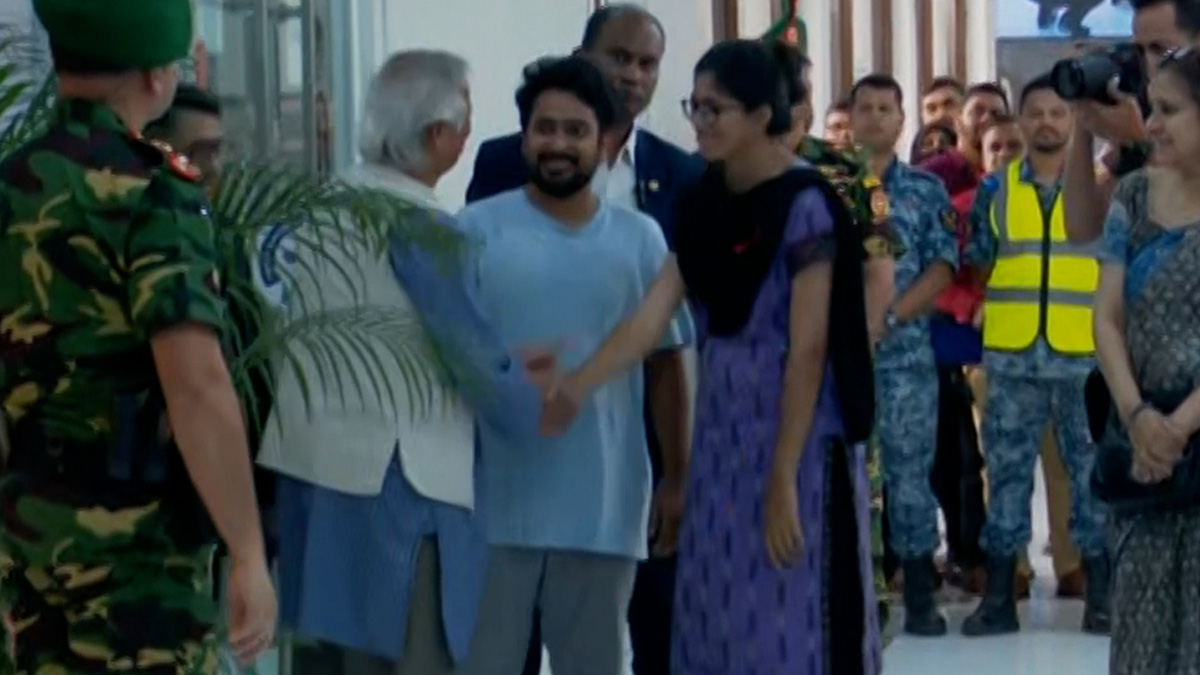 সমন্বয়ক নাহিদকে প্রথম জড়িয়ে ধরলেন ড. ইউনূস