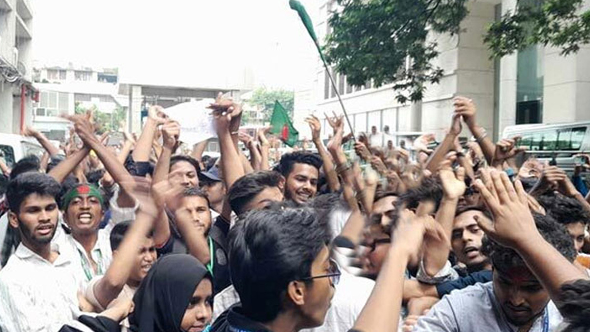 সচিবালয়ে ঢুকে পড়লো শত শত এইচএসসি পরীক্ষার্থী