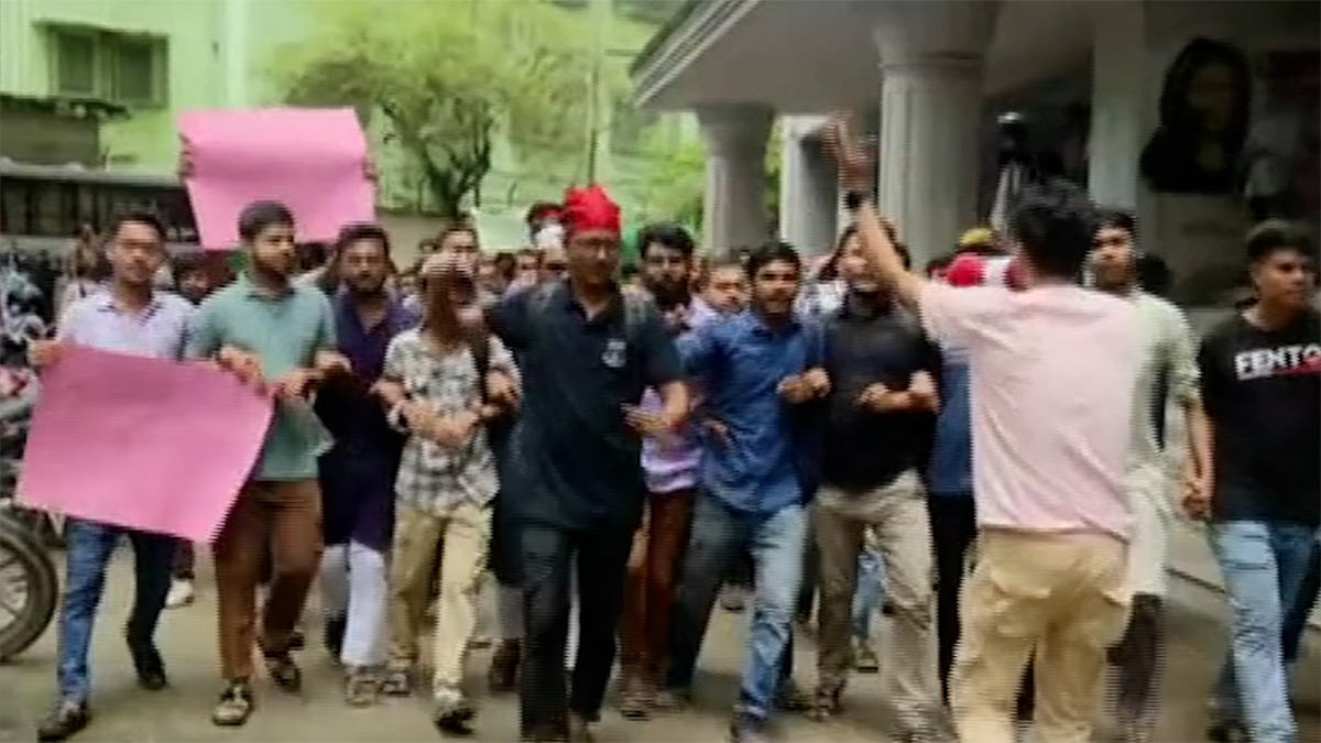 নিজ বিশ্ববিদ্যালয় থেকে ভিসি ও রেজিস্ট্রার নিয়োগের দাবিতে জবিতে বিক্ষোভ