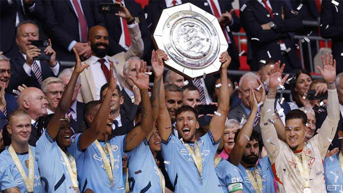 রোমাঞ্চকর টাইব্রেকারে ইউনাইটেডকে হারিয়ে মৌসুমের প্রথম শিরোপা জিতল ম্যানসিটি