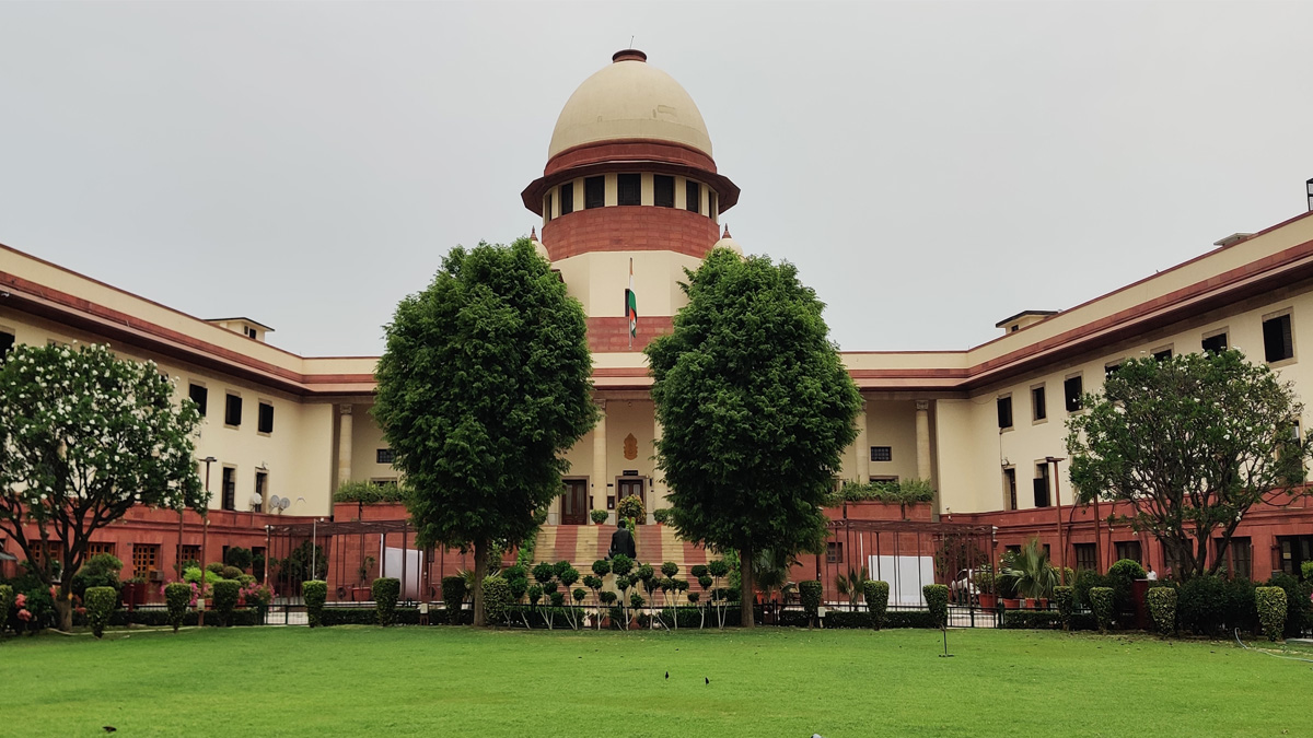 বোরকা, হিজাবে ছাত্রীদের ওপর নিষেধাজ্ঞা স্থগিত করলো ভারতের সুপ্রিম কোর্ট