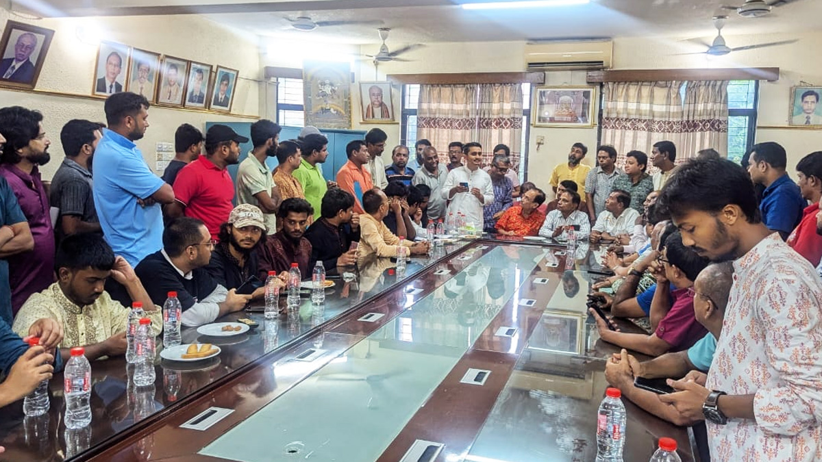 ঢাকেশ্বরী মন্দির পরিদর্শন করলো বৈষম্যবিরোধী ছাত্র আন্দোলনের প্রতিনিধি দল