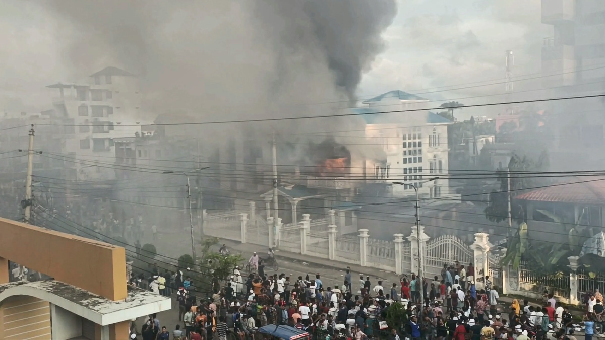 মাদারীপুরে শাজাহান খান ও বাহাউদ্দিন নাছিমের বাড়িতে হামলা-আগুন