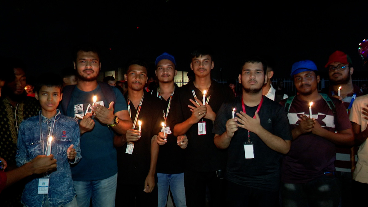 আন্দোলনে শহীদদের স্মরণে সংসদ প্রঙ্গণে মোমবাতি প্রজ্বলন