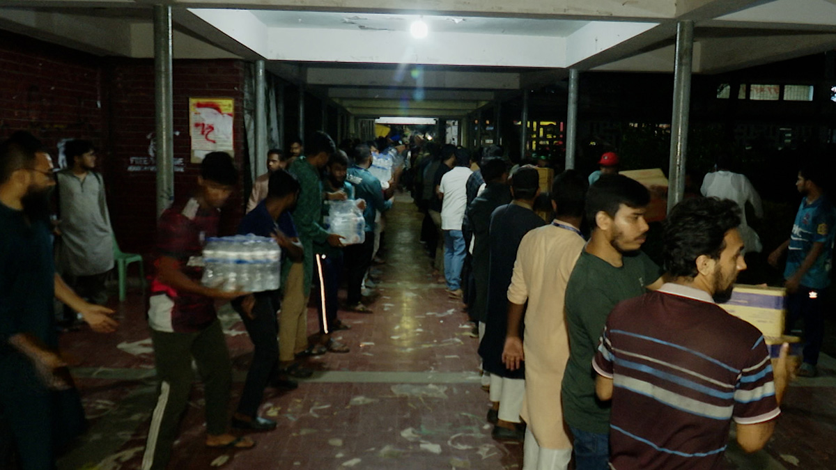 ত্রাণ নিয়ে টিএসসিতে মানুষের ঢল, একদিনে নগদ সংগ্রহ ১ কোটি ৮ লাখ টাকা