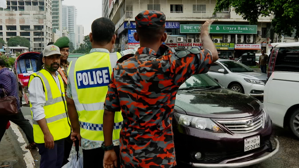 দায়িত্ব নিতে শুরু করেছে ট্রাফিক পুলিশ