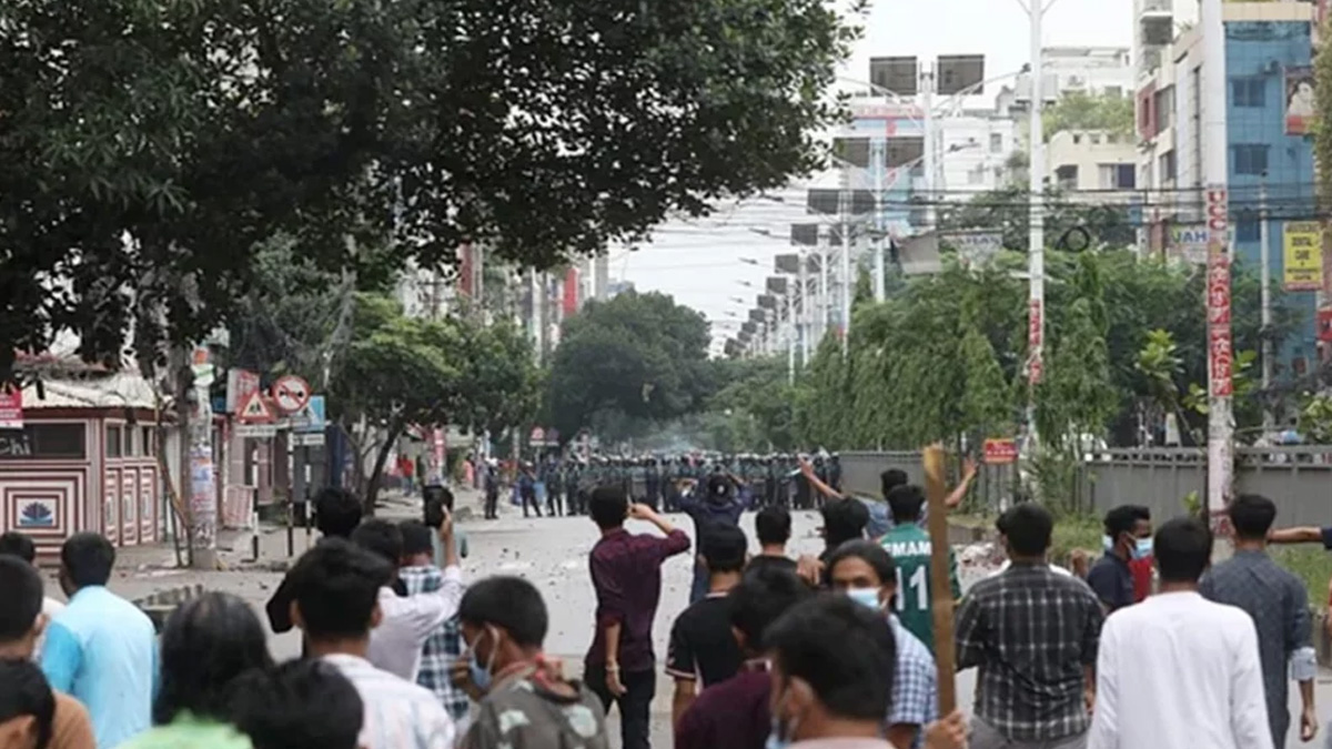 উত্তরায় আন্দোলনকারীদের সঙ্গে সংঘর্ষ