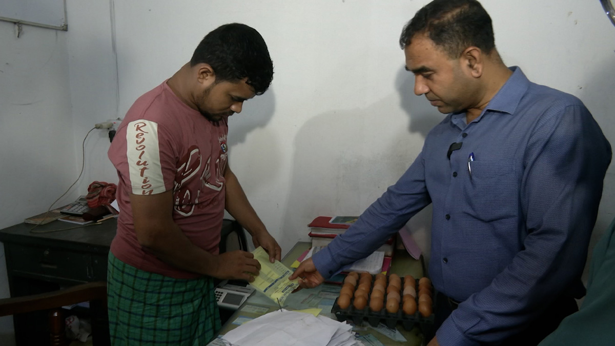 মধ্যরাতে ডিমের পাইকারি দোকান ও আড়তে অভিযান