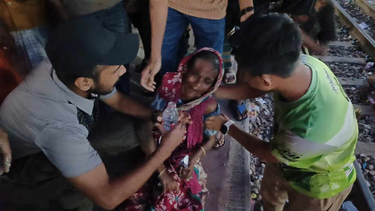 আখাউড়ায় চলন্ত ট্রেনের নিচে পড়েও বেঁচে গেলেন বৃদ্ধা!