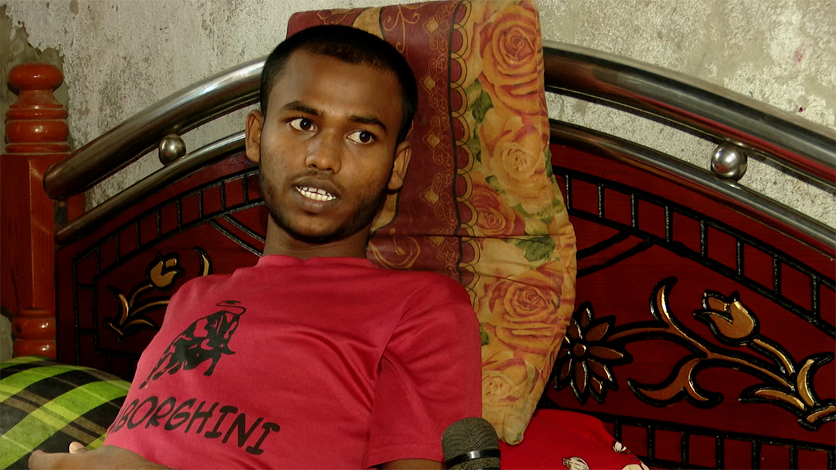 সেদিন ভবনের ছাদে ঝুলে প্রাণে বাঁচে আমির