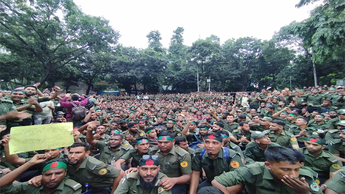 এক দফা দাবিতে সচিবালয়ের সামনে আনসাররা