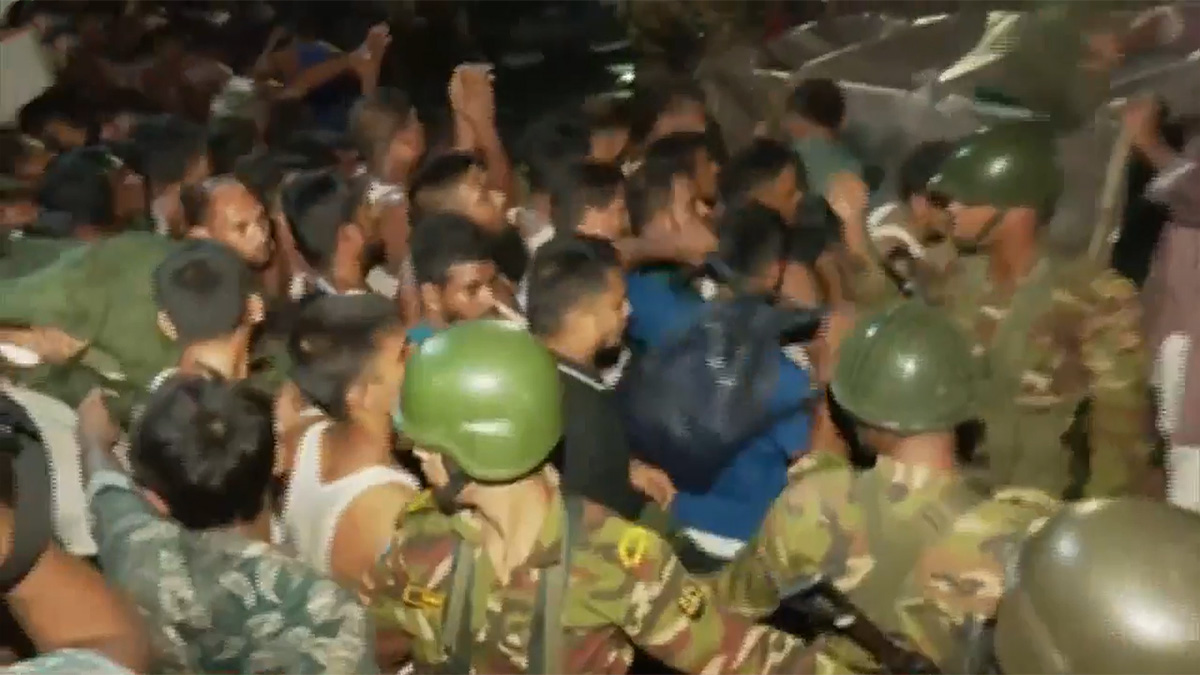 সচিবালয়ে আনসারদের সঙ্গে শিক্ষার্থীদের সংঘর্ষ, কয়েকজন আহত