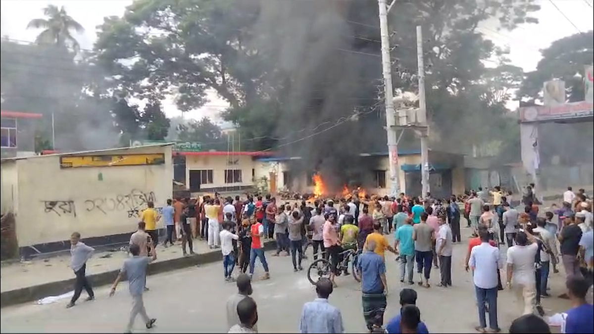 রাজশাহী, ফরিদপুর, খুলনা, পঞ্চগড় জেলা আওয়ামী লীগের অফিসে আগুন