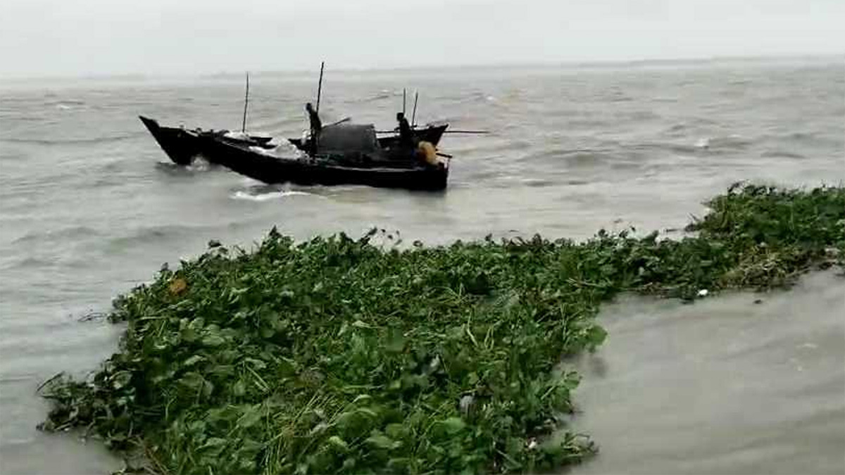 ভোলায় নদীতে মাছ ধরতে গিয়ে বজ্রপাতে বাবার মৃত্যু, নিখোঁজ ছেলে