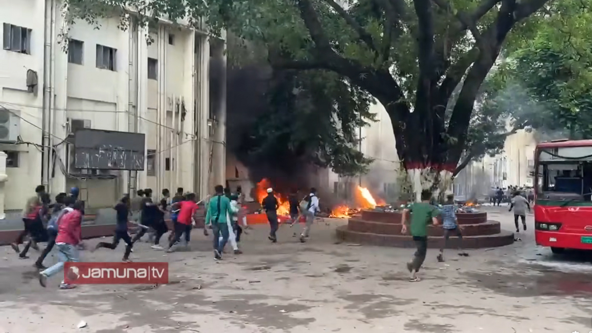 শাহবাগ এলাকায় উত্তেজনা, বিএসএমএমইউ’তে আগুন