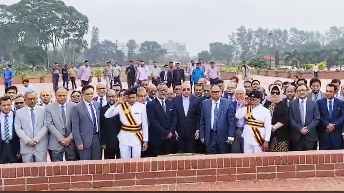 জাতীয় স্মৃতিসৌধ ও শহীদ মিনারে প্রধান বিচারপতির শ্রদ্ধা