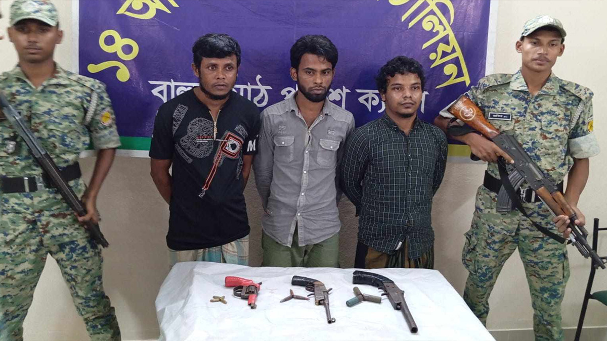 উখিয়া ক্যাম্প থেকে অস্ত্র ও গুলিসহ ৩ রোহিঙ্গা গ্রেফতার
