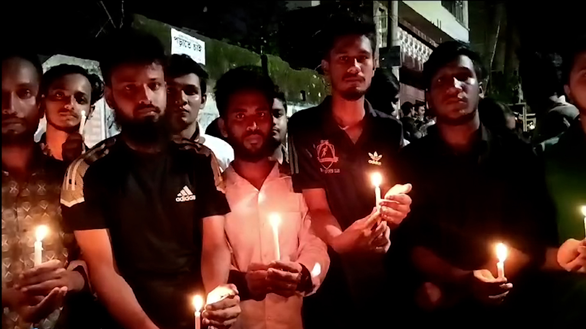 ছাত্র আন্দোলনে নিহতদের স্মরণে বিভিন্ন স্থানে মোমবাতি প্রজ্জ্বলন