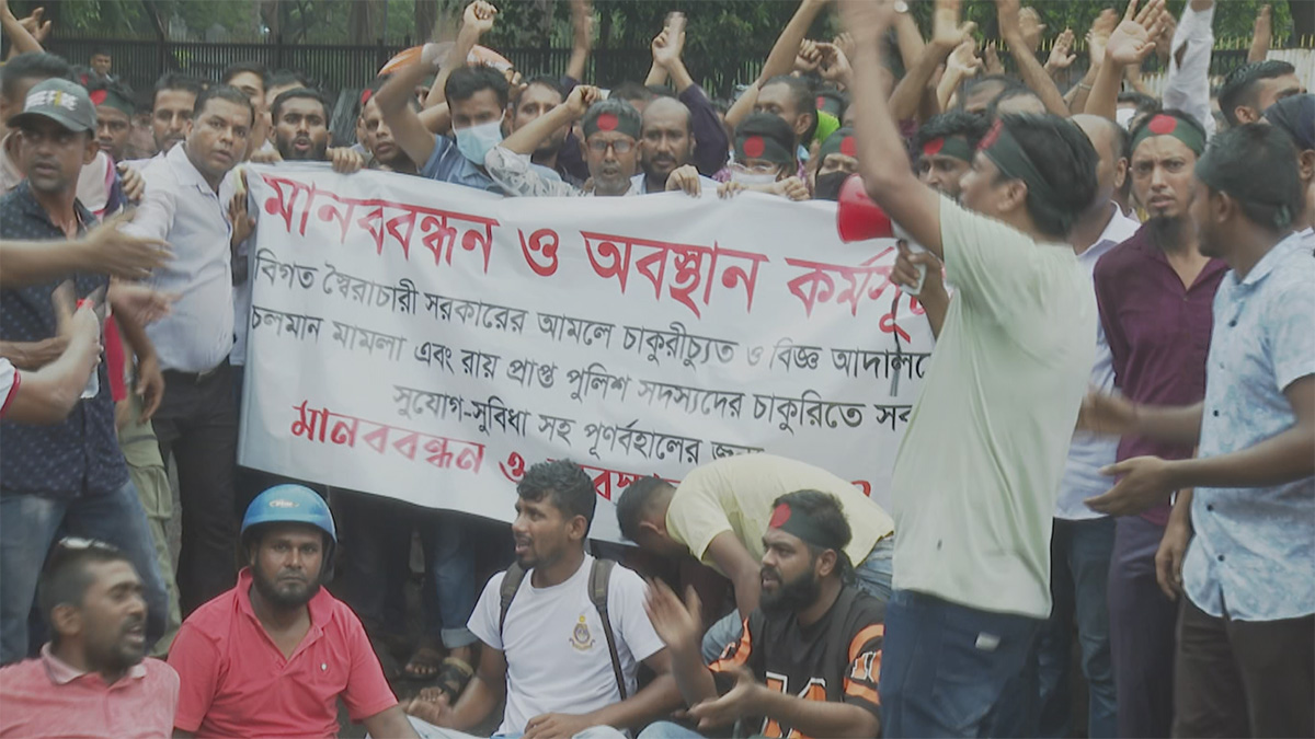 সচিবালয়ের সামনে পদচ্যুত পুলিশ সদস্যের বিক্ষোভ