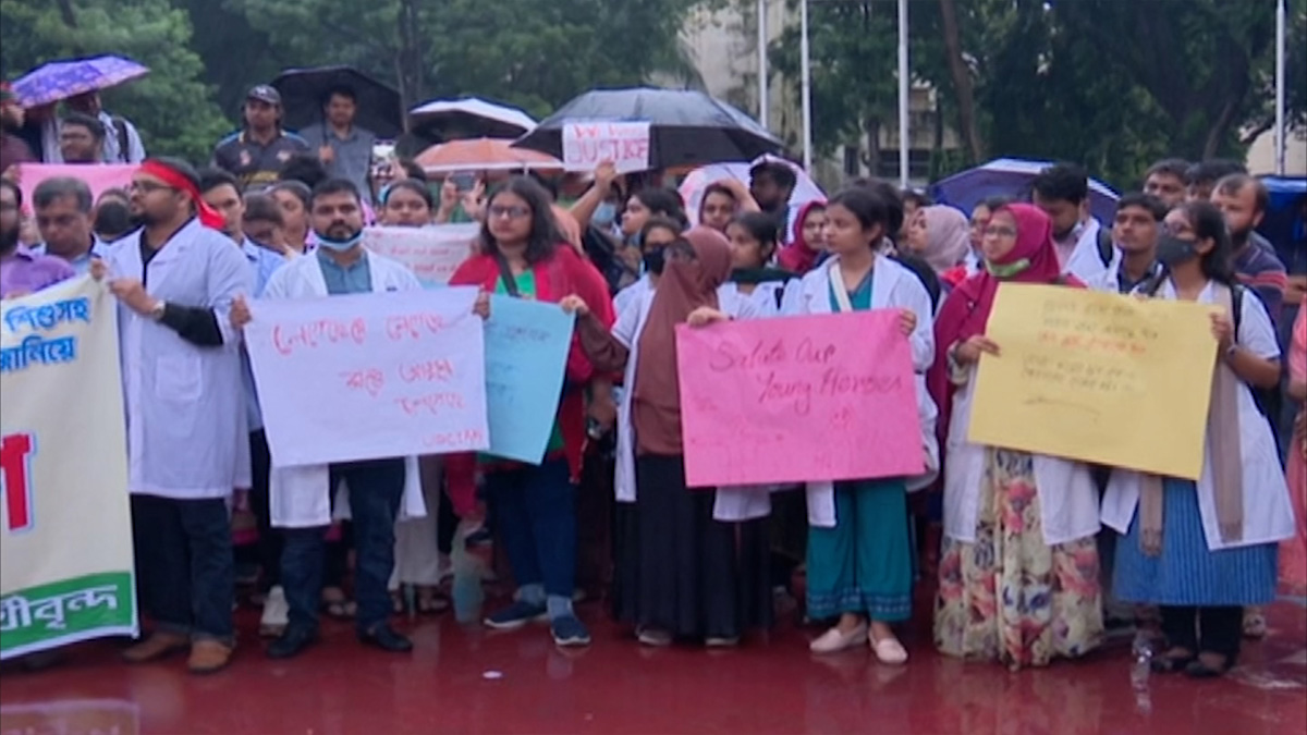 শহীদ মিনারে ডেন্টাল-মেডিকেলের শিক্ষক-শিক্ষার্থীদের প্রতিবাদ সমাবেশ