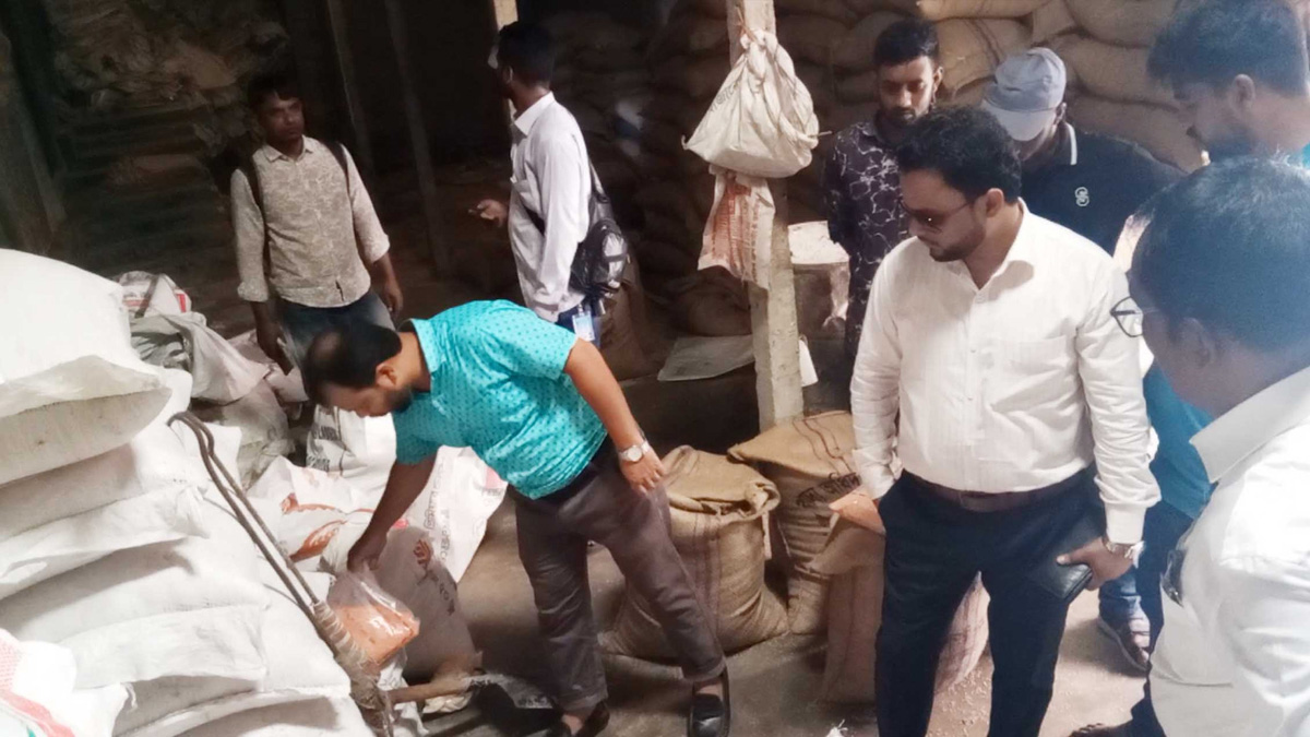 ফরিদপুরে গোডাউন থেকে সরকারি চাল ও টিসিবি পণ্য উদ্ধার