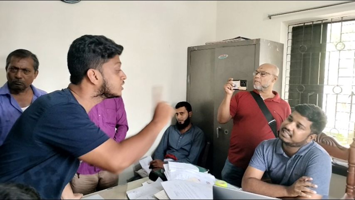 ফরিদপুরে ভূমি অফিসের অনিয়ম ধরলো শিক্ষার্থীরা