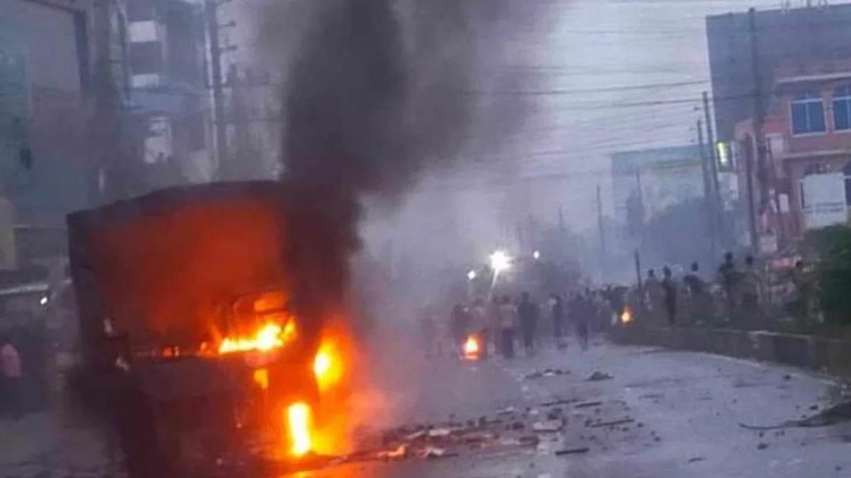 খুলনায় আন্দোলনকারীদের সঙ্গে সংঘর্ষে পুলিশ সদস্য নিহত