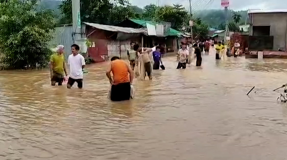 আকস্মিক বন্যায় দুর্গতিতে কয়েক লাখ মানুষ