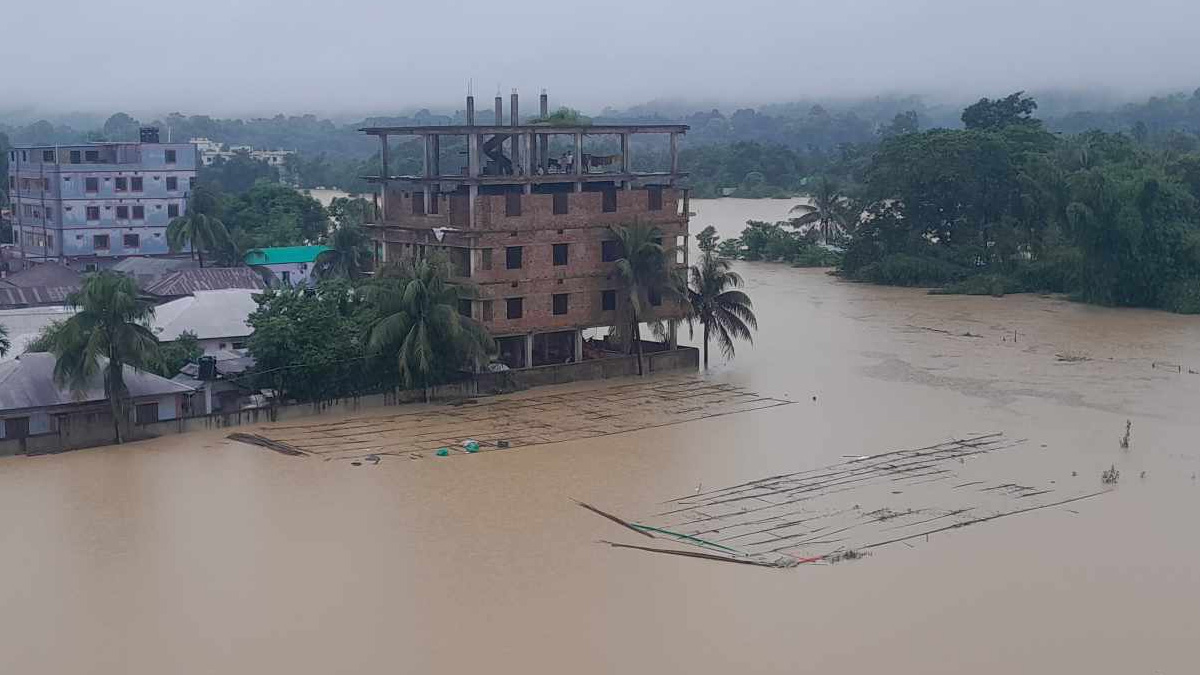 টানা বৃষ্টিতে খাগড়াছড়ি ফের প্লাবিত; লোকালয়ে ঢুকেছে পানি