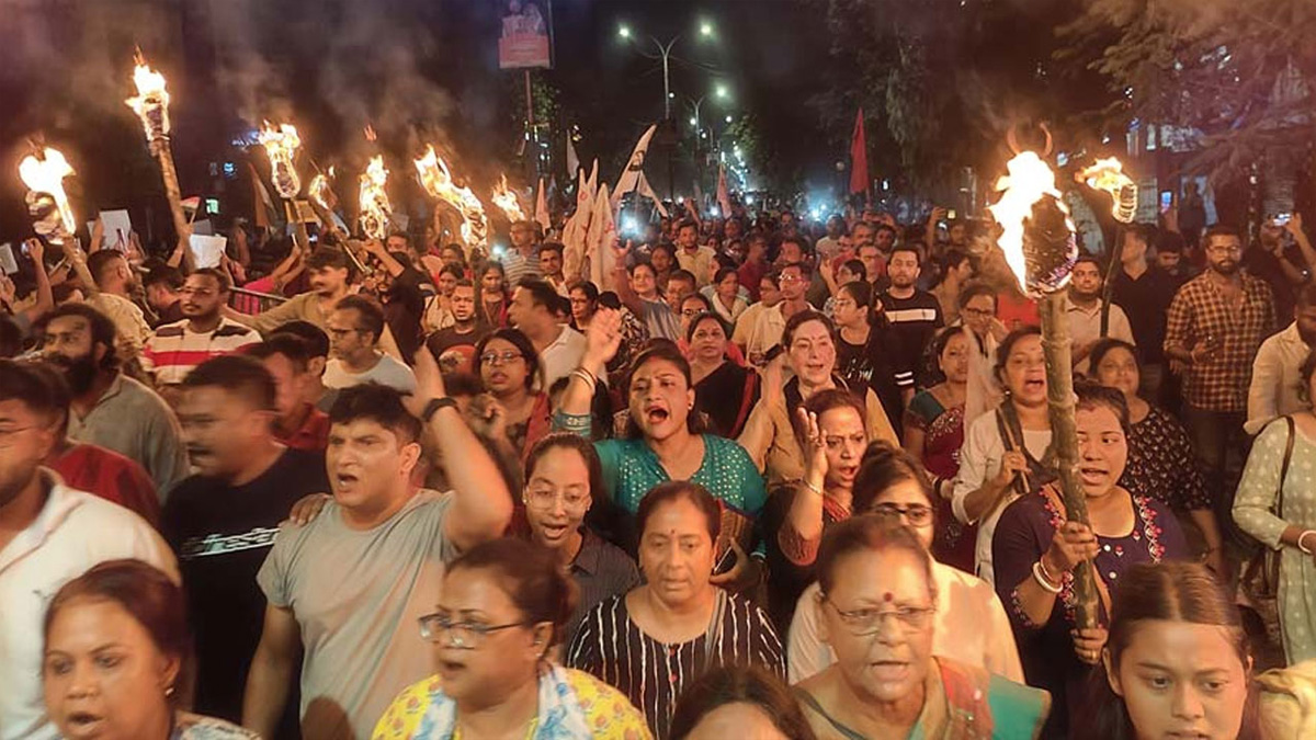 ভারতের পশ্চিমবঙ্গে ‘রাত দখলের আন্দোলনে’ মানুষের ঢল