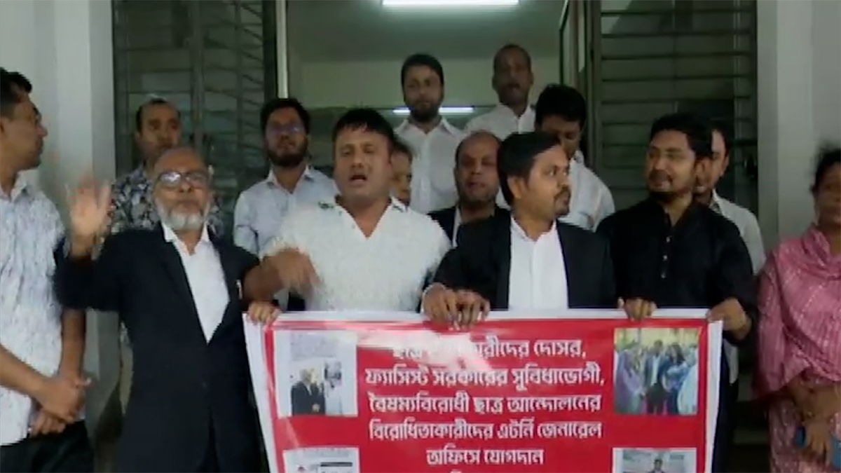 আওয়ামী সরকারের আমলে সুবিধাভোগীদের নিয়োগ বাতিলে আইনজীবীদের বিক্ষোভ