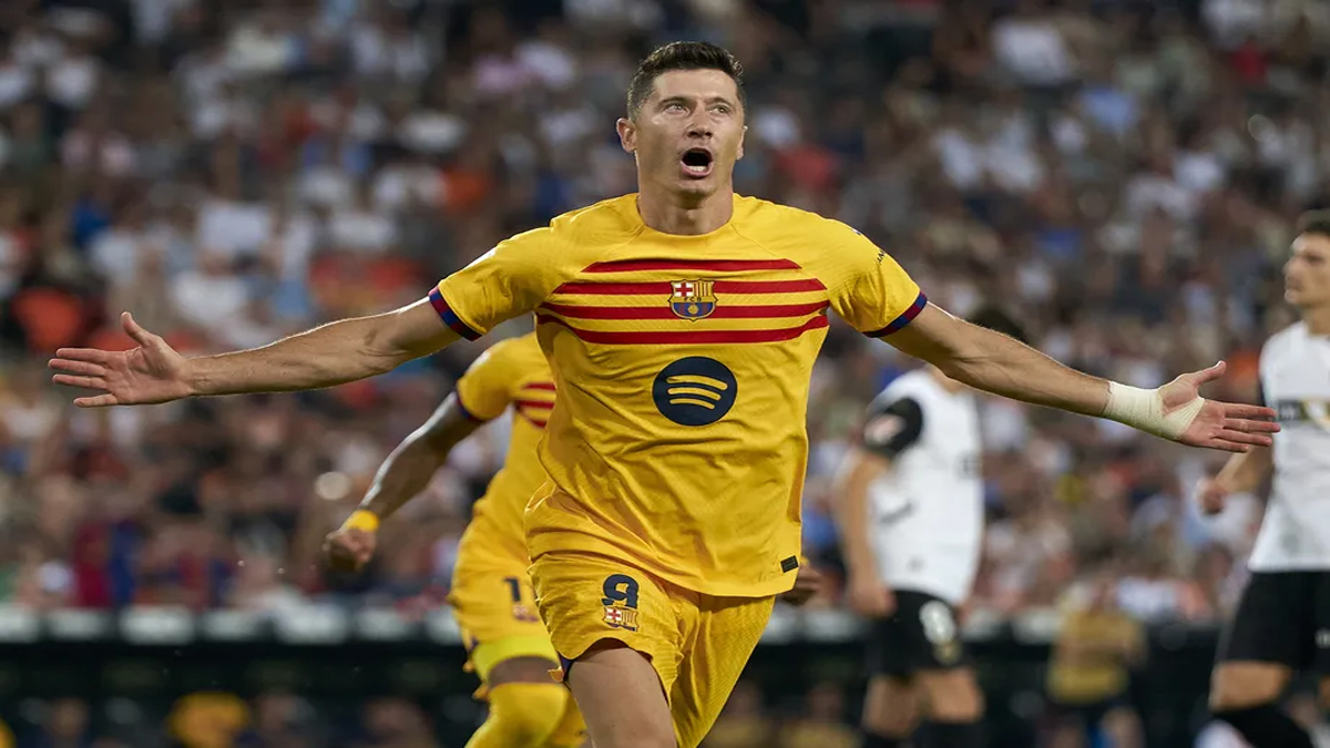 পিছিয়ে পড়েও লেভার জোড়া গোলে জয়ে মৌসুম শুরু বার্সার