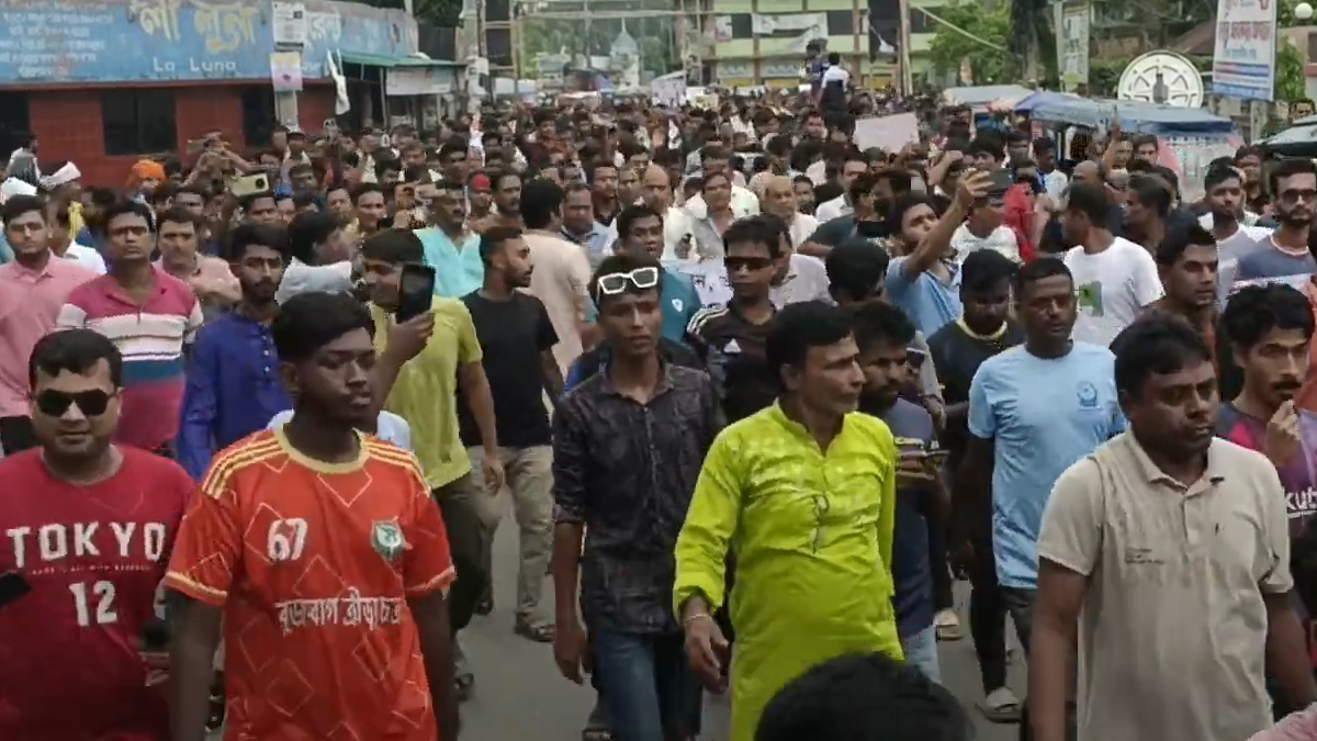 হিন্দু সম্প্রদায়ের ওপর হামলার প্রতিবাদে মাদারীপুরে বিক্ষোভ মিছিল