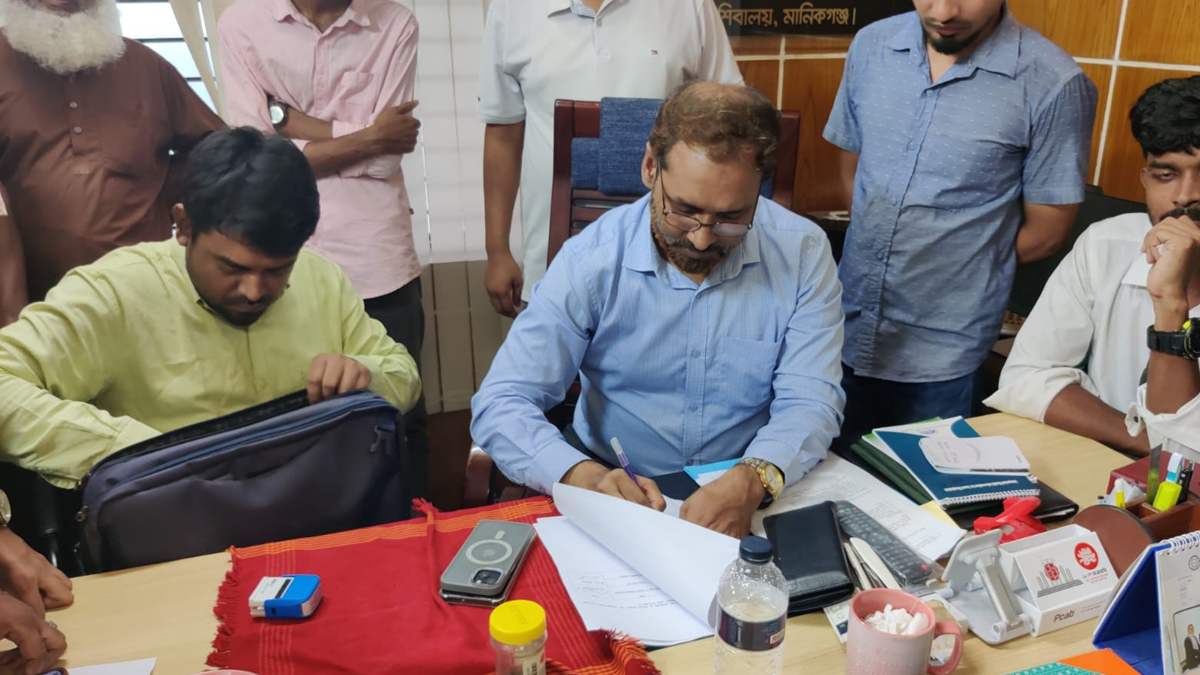 ছাত্রদের তোপের মুখে অব্যাহতি দিয়ে কর্মস্থল ছাড়লেন স্বাস্থ্য কর্মকর্তা