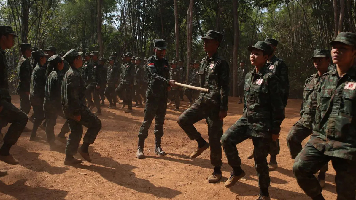 মায়ানমারের জঙ্গলে জান্তা বাহিনীর বিরুদ্ধে লড়াইয়ের প্রশিক্ষণ নিচ্ছে তরুণরা
