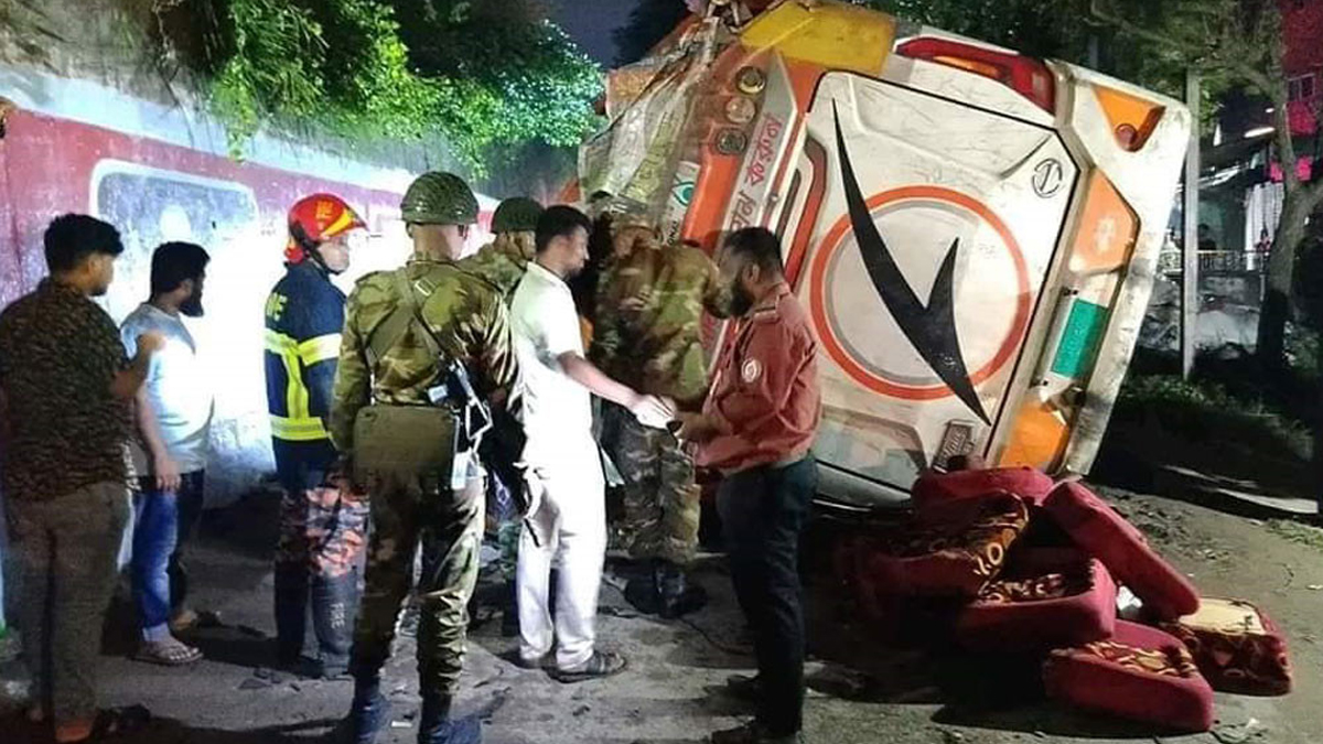 নিয়ন্ত্রণ হারিয়ে ওভারপাস থেকে পড়ে গেল বাস: নিহত ১, আহত প্রায় অর্ধশত