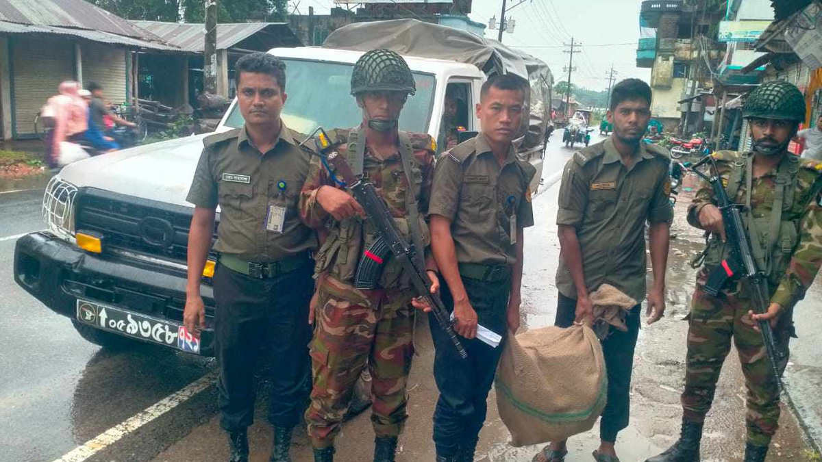 নোয়াখালীতে ব্যাংকে টাকা পৌঁছে দিলো সেনাবাহিনী, লুট হওয়া অস্ত্র উদ্ধার