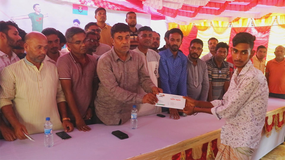 পাবনায় বৈষম্যবিরোধী আন্দোলনে আহত শিক্ষার্থীদের অর্থিক সহায়তা প্রদান