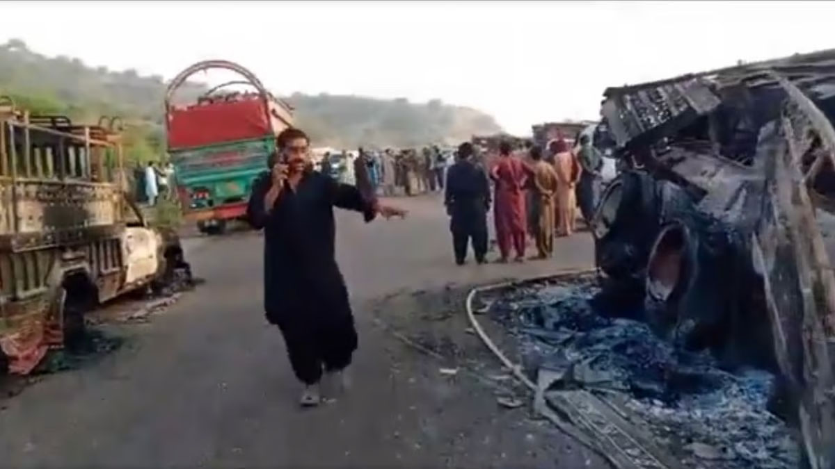 বাস থেকে নামিয়ে ২৩ জন যাত্রীকে গুলি করে হত্যা পাকিস্তানে