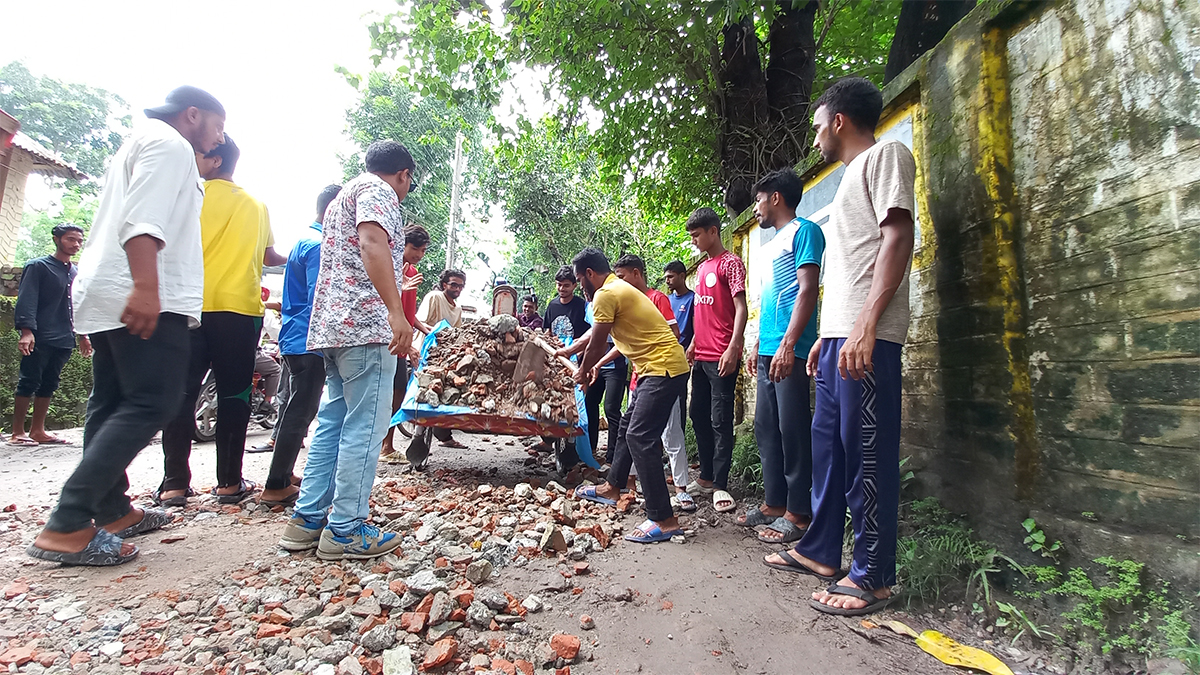 চলাচলে ১০ বছরের দুর্ভোগ ঘোচালেন পঞ্চগড়ের শিক্ষার্থীরা