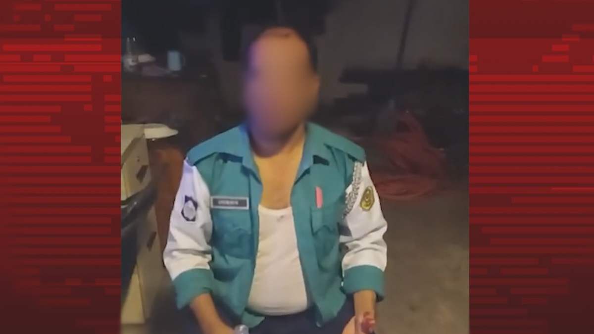 চট্টগ্রামে উল্টো পথে গাড়ি যেতে না দেয়ায় ট্রাফিক পুলিশকে মারধর