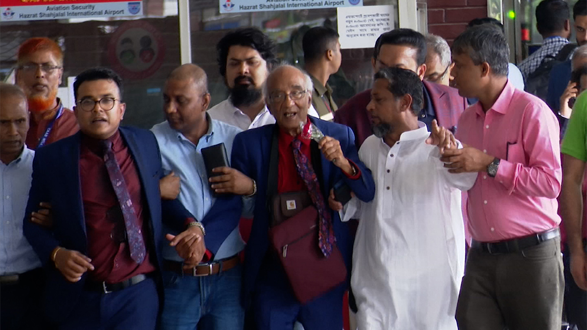 ছয় বছর পর সস্ত্রীক দেশে ফিরলেন শফিক রেহমান