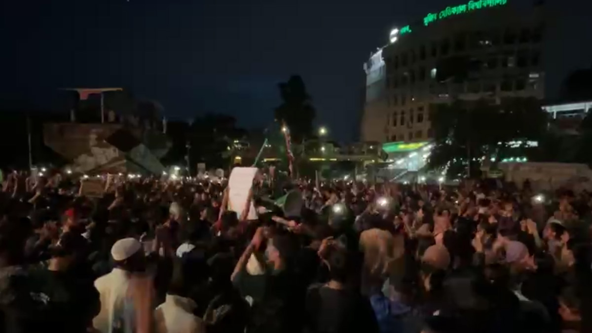 শাহবাগে অবস্থান নিয়েছেন আন্দোলনকারীরা