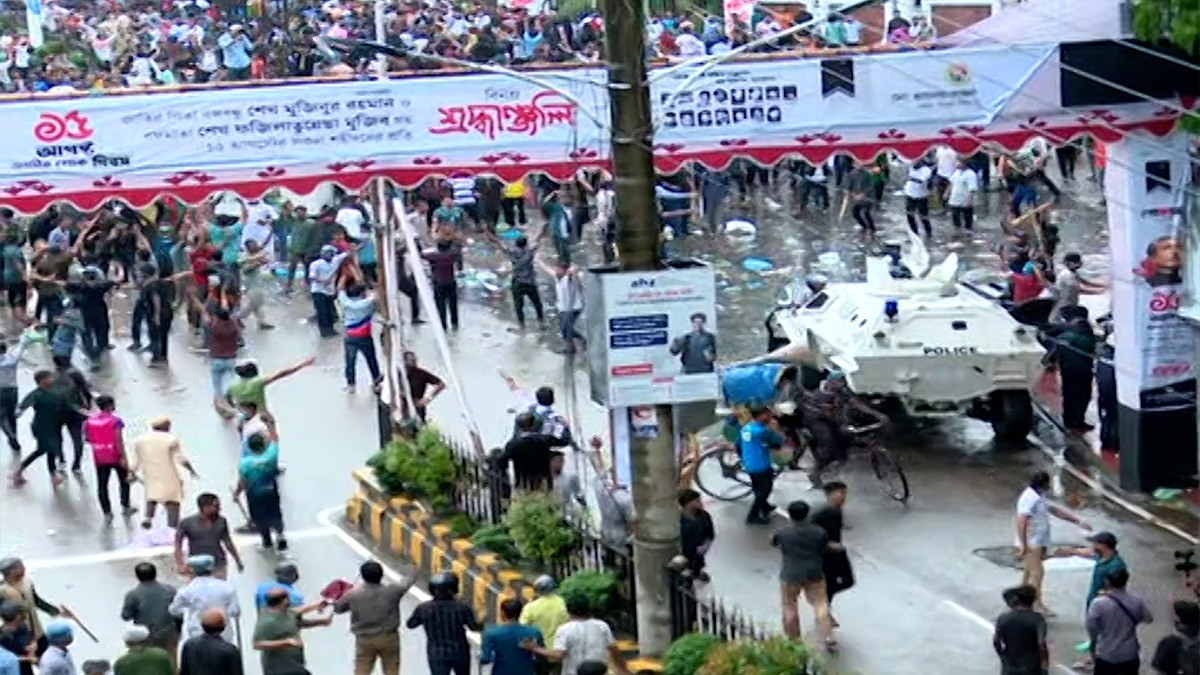 সিলেটে আন্দোলনকারীদের সাথে পুলিশের ধাওয়া-পাল্টা ধাওয়া চলছে