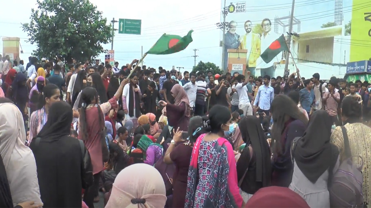 শিক্ষার্থীদের অবরোধ: প্রায় একঘণ্টা পর ঢাকা-টাঙ্গাইল মহাসড়কে যানচলাচল শুরু