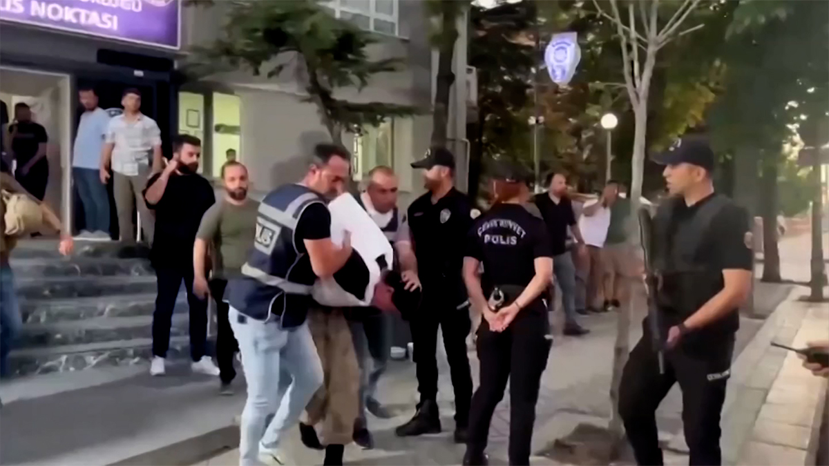 তুরস্কে লাইভস্ট্রিমে পাঁচ ব্যক্তিকে ধারালো অস্ত্র দিয়ে জখম